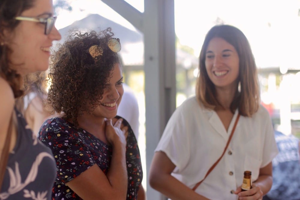 trabajo en Australia para extranjeros con Facebook dos chicas sonriendo entre ellas. Una lleva un vestido de flores y la otra una camisa blanca